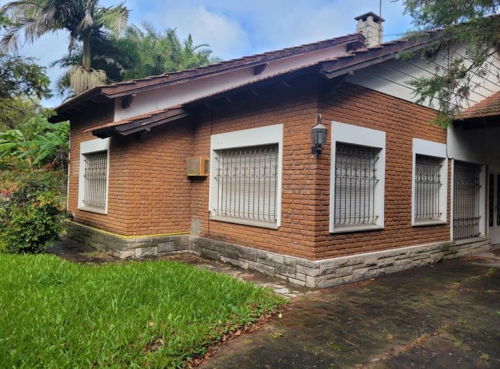 Casa · 180m² · 9 Ambientes · 2 Cocheras