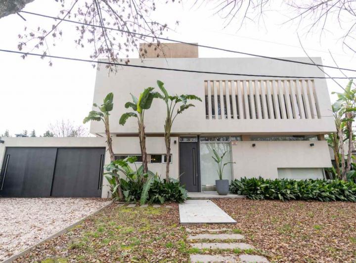 Casa · 210m² · 5 Ambientes · 2 Cocheras