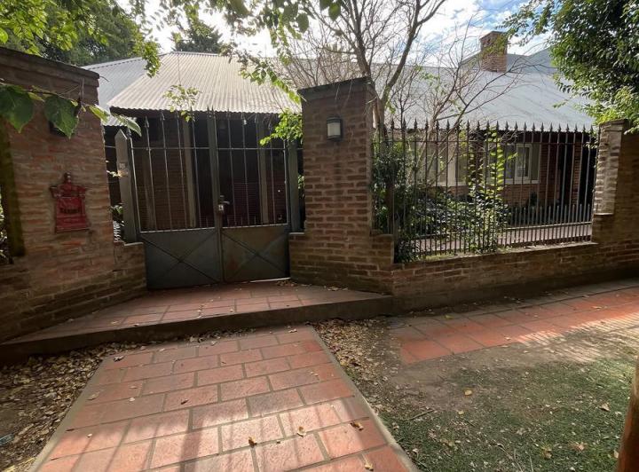 Casa · 266m² · 6 Ambientes · 4 Cocheras