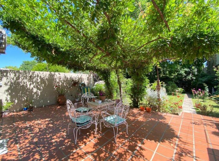 Casa · 180m² · 8 Ambientes · 1 Cochera