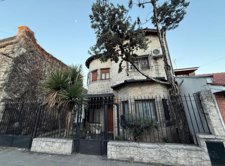 Casa · 180m² · 5 Ambientes