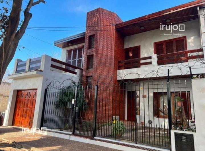 Casa · 220m² · 6 Ambientes · 3 Cocheras