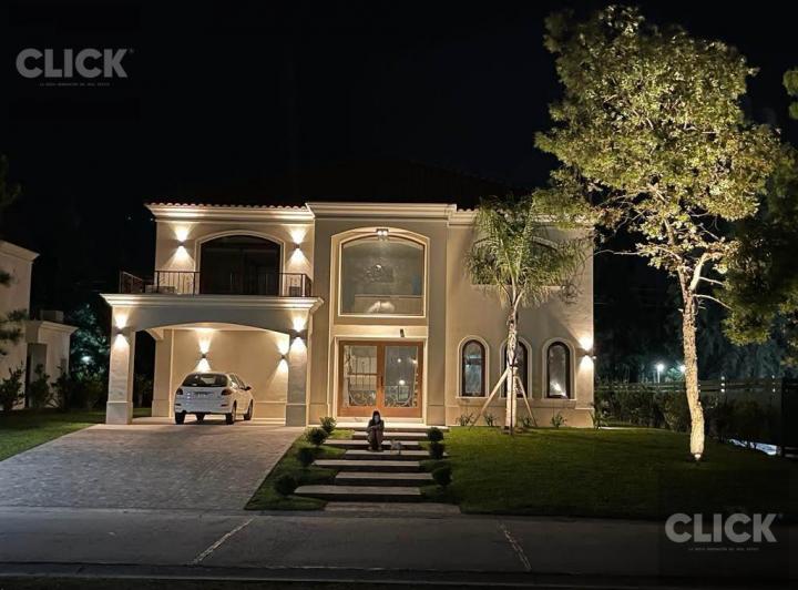 Casa · 272m² · 5 Ambientes · 6 Cocheras