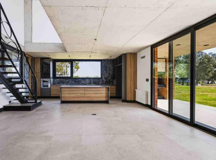 Casa · 255m² · 6 Ambientes · 2 Cocheras