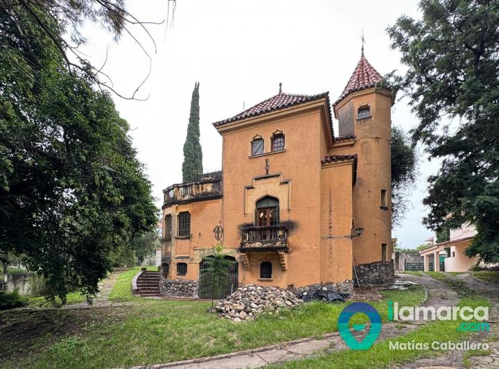 Casa · 233m² · 8 Ambientes · 1 Cochera