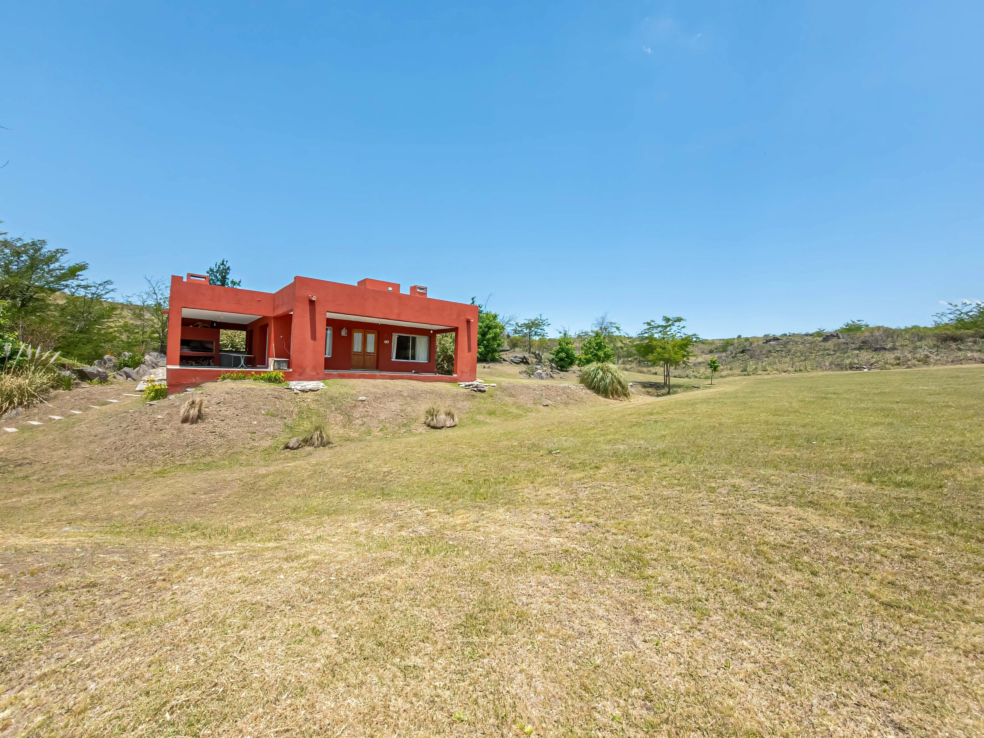 CASA EN TERRENO DE 24 HC CON ARROYO PROPIO - SAN CLEMENTE