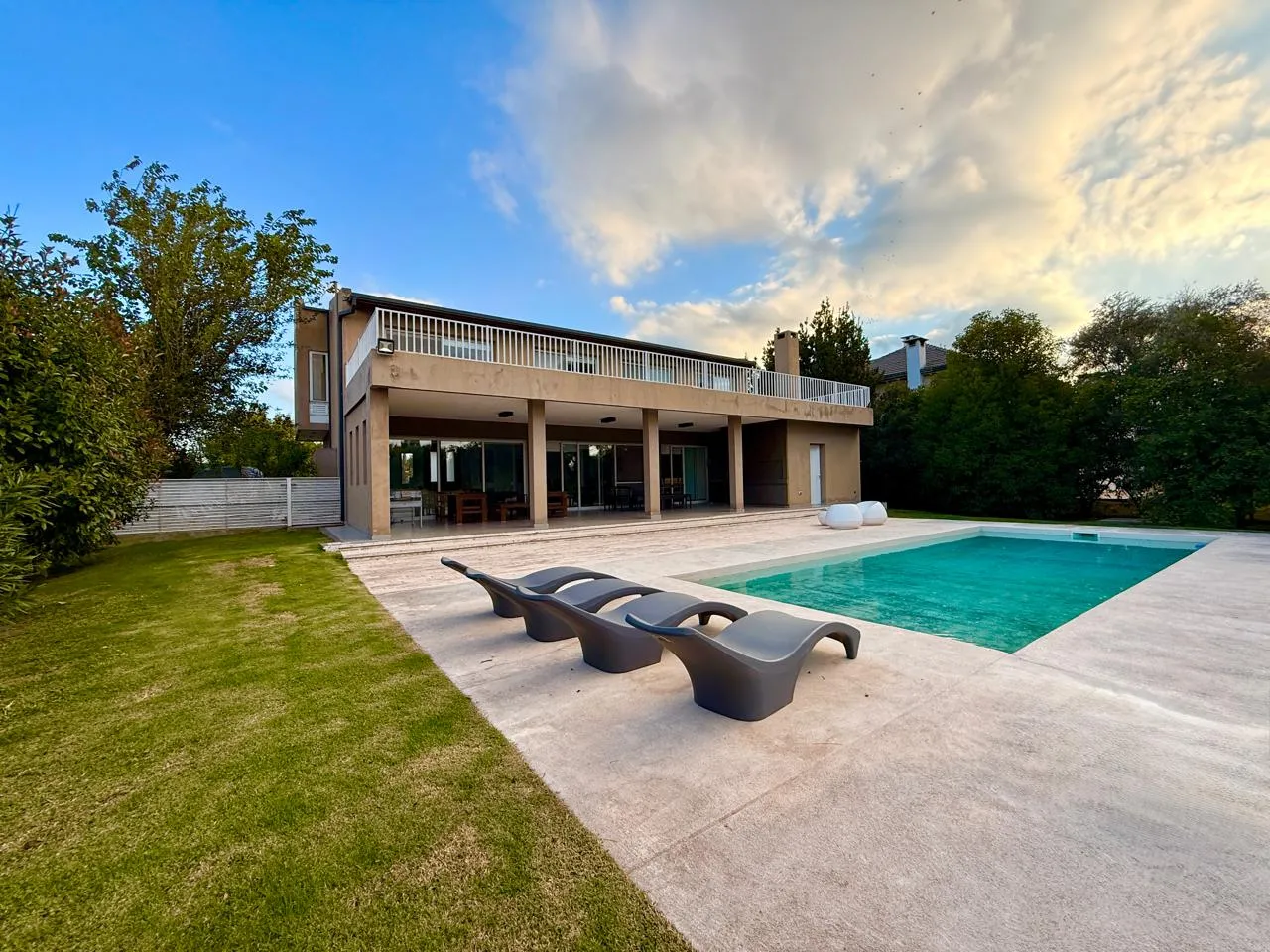 VENTA de Excelente casa en el exclusivo Country de Zona Sur La Santina