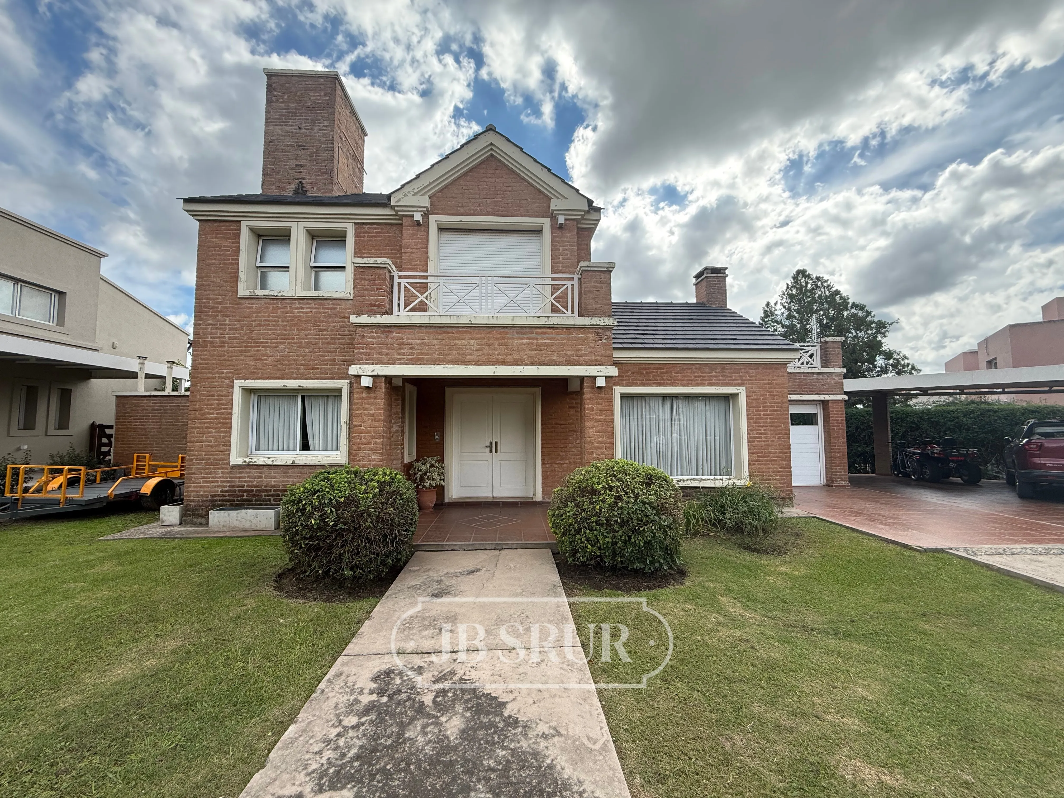 Casa en Venta en Valle Escondido 3 dormitorios con pileta y galería cerrada