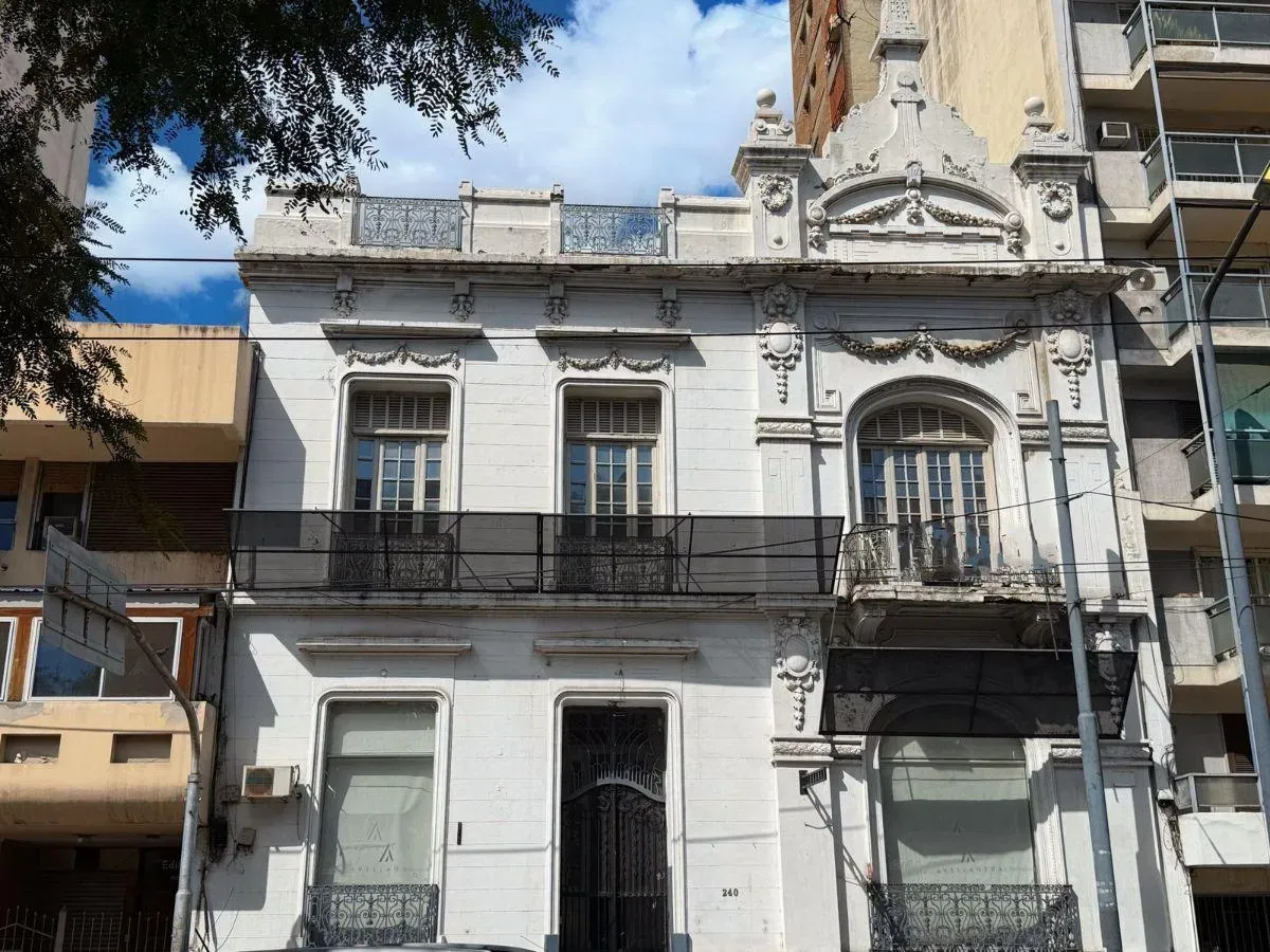 Casa Frente Plaza Colón. Ideal uso profesional institucional - Desarrollista