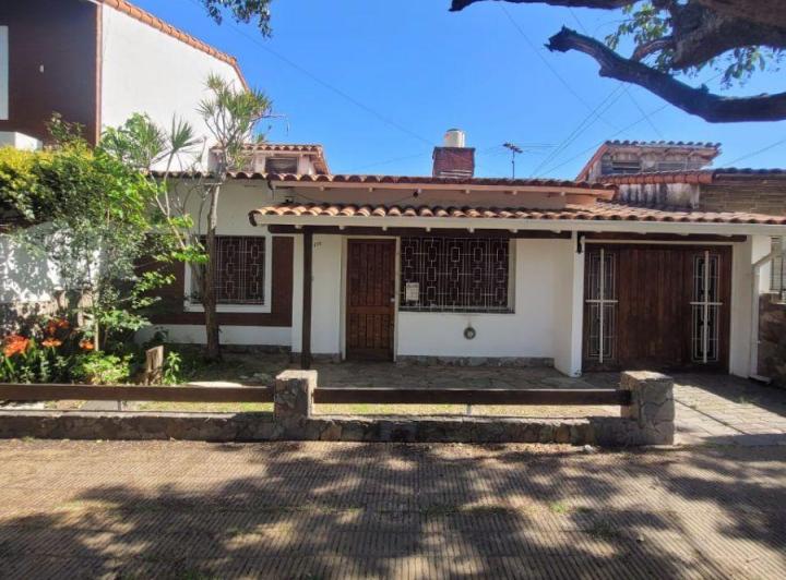 Casa · 90m² · 4 Ambientes · 2 Cocheras