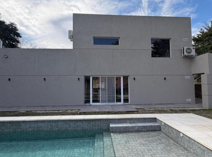 Casa · 110m² · 4 Ambientes · 2 Cocheras