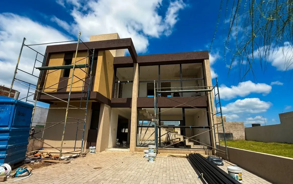 CASA A LA VENTA 3 DORMITORIOS 3 BAÑOS COCHERA DOBLE EN DOCTA MALAGUEÑO