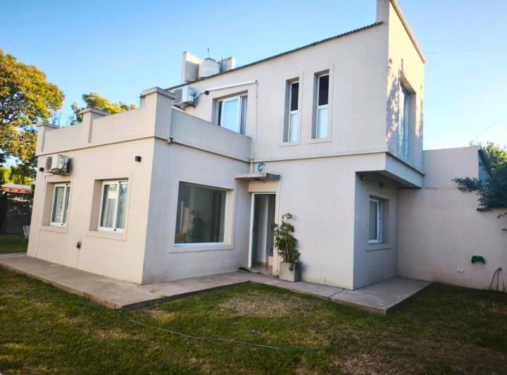 Casa · 75m² · 3 Ambientes · 2 Cocheras