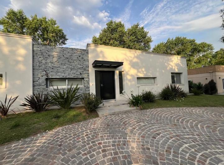 Casa · 200m² · 5 Ambientes · 1 Cochera