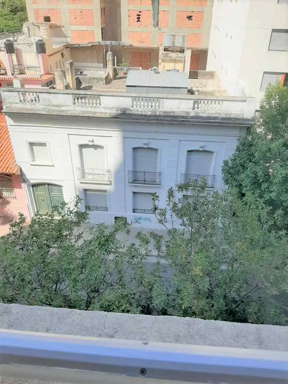 PRIVILEGIADO! Zona Plaza España. Hermoso dpto. con balcón y vista al parque