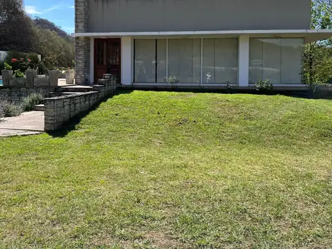 Venta de casa boutique (amoblada) c/pileta en raco