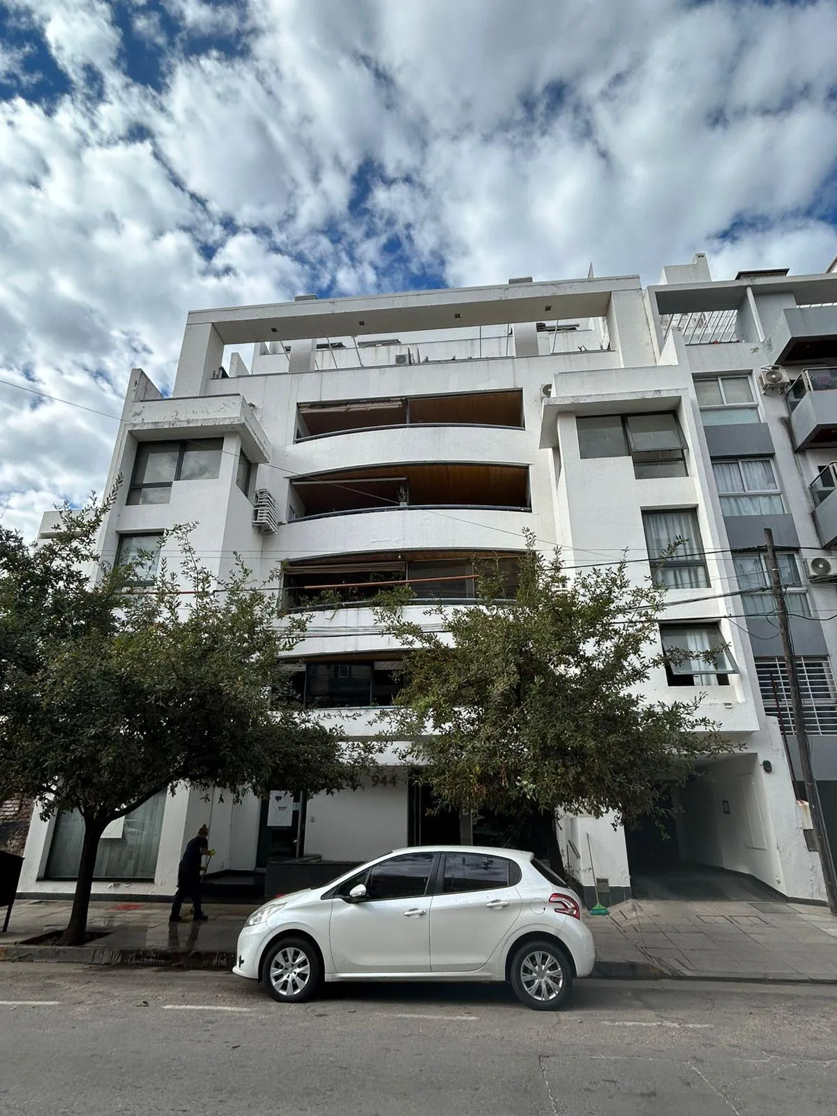 SALVATIERRA VENDE - DEPTO 1 DORM - COCHERA - BALCON AMPLIO - EXC.UBICAC.