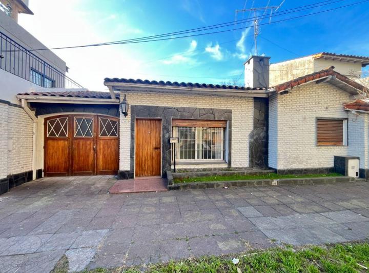 Casa · 140m² · 4 Ambientes · 3 Cocheras