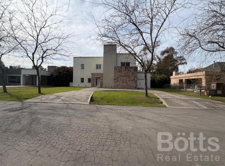 Casa · 246m² · 5 Ambientes · 7 Cocheras