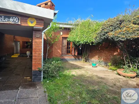 Sede profesional e institucional sobre av. sarmiento