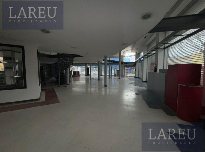Local comercial · 700m²