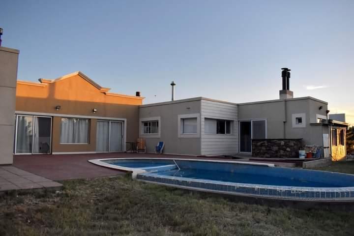 Casa · 240m² · 2 Dormitorios · 2 Cocheras