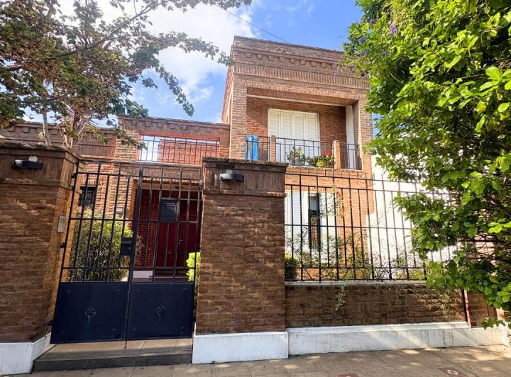 Casa · 200m² · 6 Ambientes · 1 Cochera