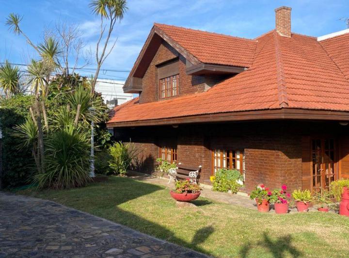 Casa · 380m² · 7 Ambientes · 5 Cocheras