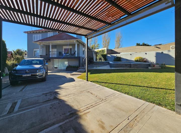 Casa · 253m² · 5 Ambientes · 2 Cocheras