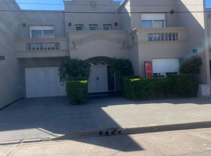 Casa · 326m² · 6 Ambientes · 1 Cochera