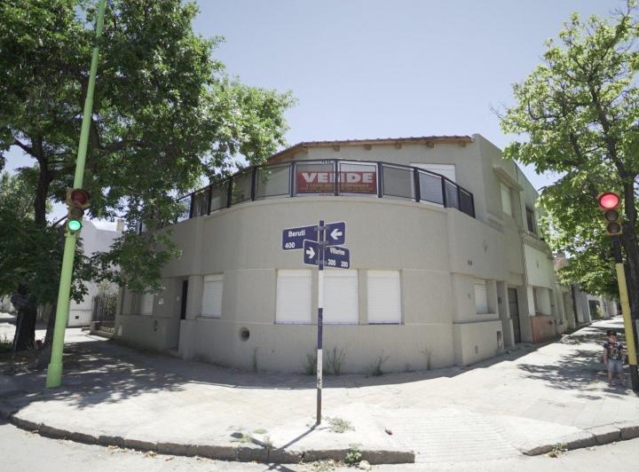 Casa · 140m² · 6 Ambientes · 2 Cocheras