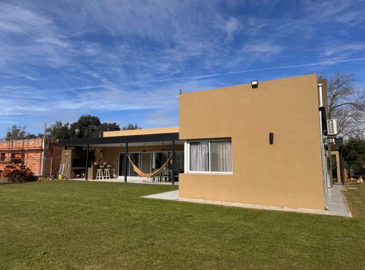 Casa · 180m² · 5 Ambientes · 2 Cocheras