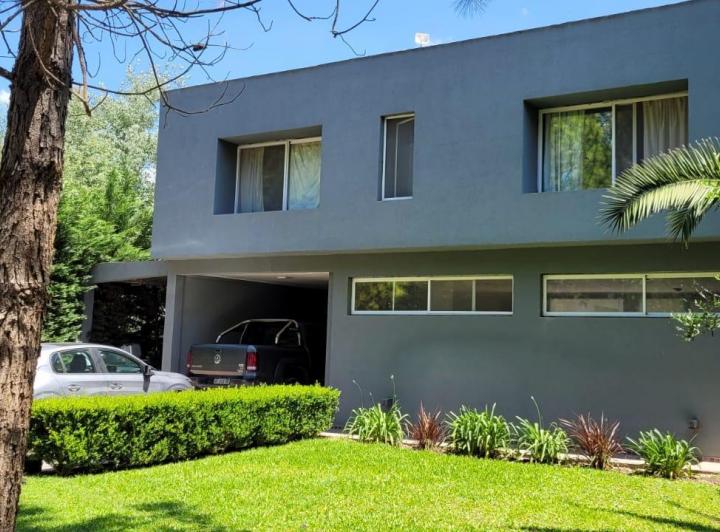 Casa · 200m² · 6 Ambientes · 2 Cocheras