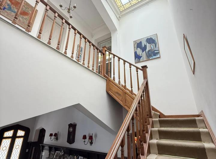 Casa · 300m² · 9 Ambientes · 3 Cocheras