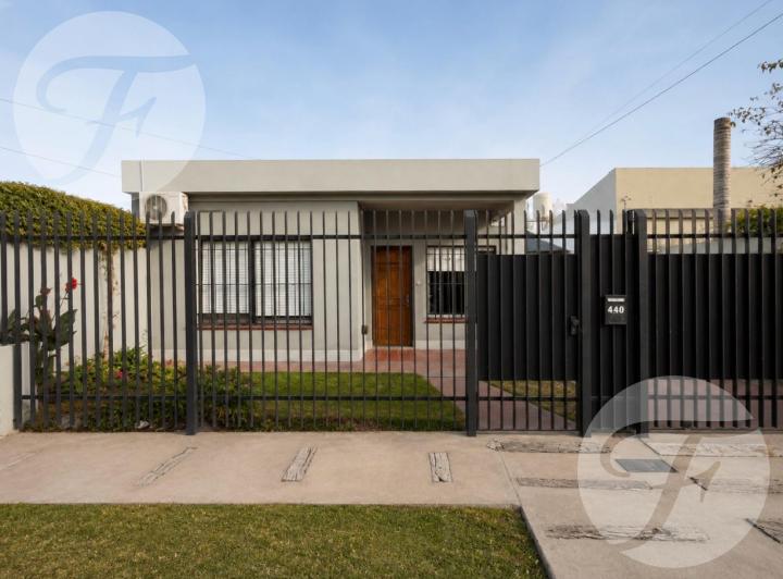 Casa · 115m² · 4 Ambientes · 2 Cocheras