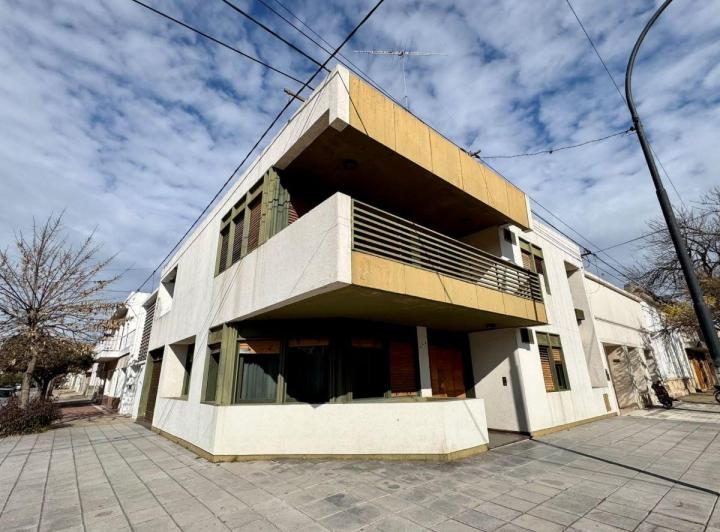 Casa · 258m² · 8 Ambientes · 1 Cochera