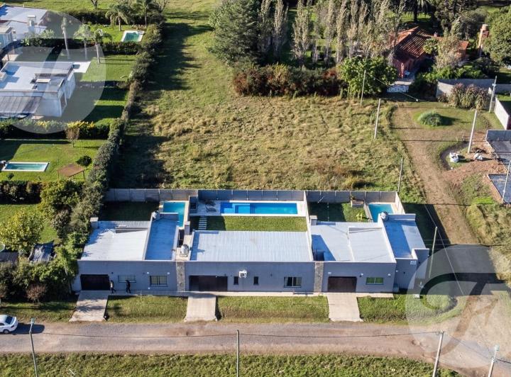 Casa · 216m² · 9 Ambientes · 3 Cocheras