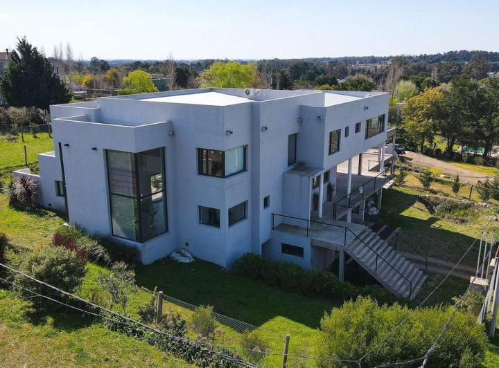 Casa · 300m² · 8 Ambientes · 2 Cocheras