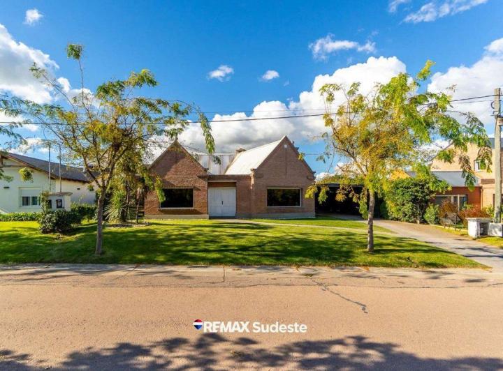 Casa · 180m² · 4 Ambientes · 2 Cocheras