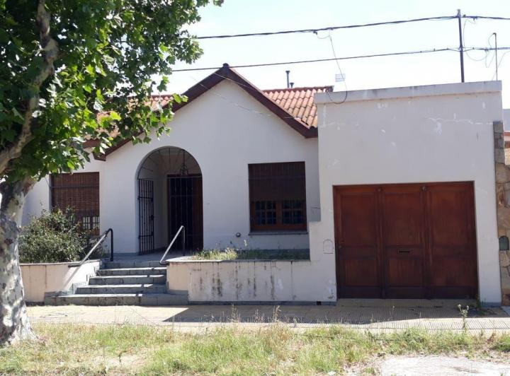 Casa · 240m² · 4 Ambientes · 2 Cocheras