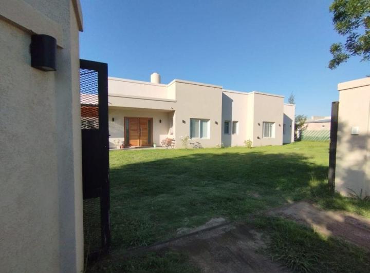 Casa · 300m² · 4 Ambientes · 1 Cochera