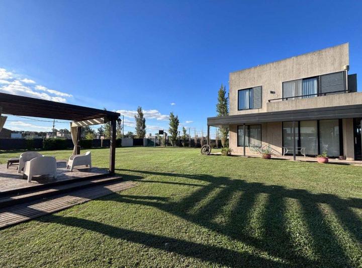 Casa · 360m² · 4 Ambientes · 2 Cocheras