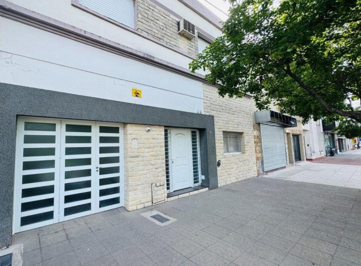 Casa · 235m² · 8 Ambientes · 1 Cochera