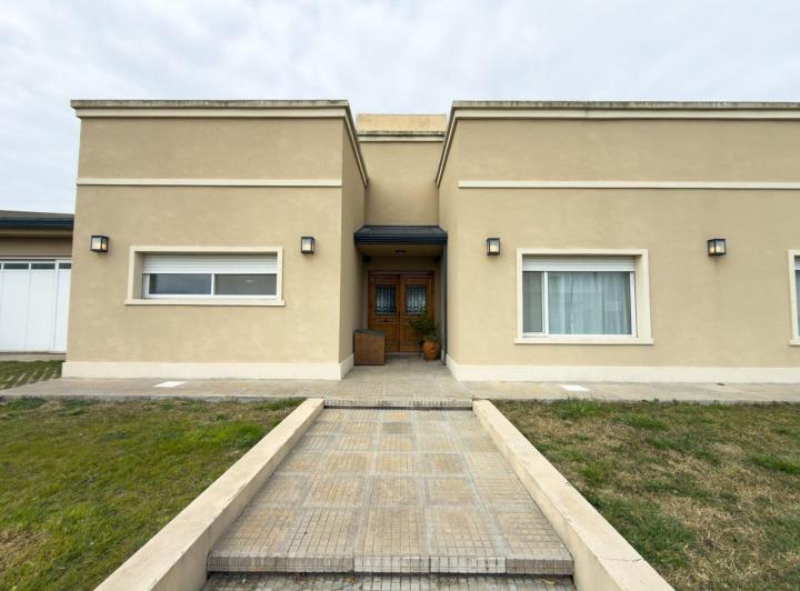 Casa · 217m² · 5 Ambientes · 1 Cochera