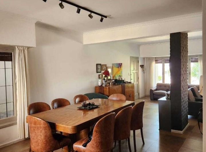 Casa · 300m² · 5 Ambientes · 1 Cochera