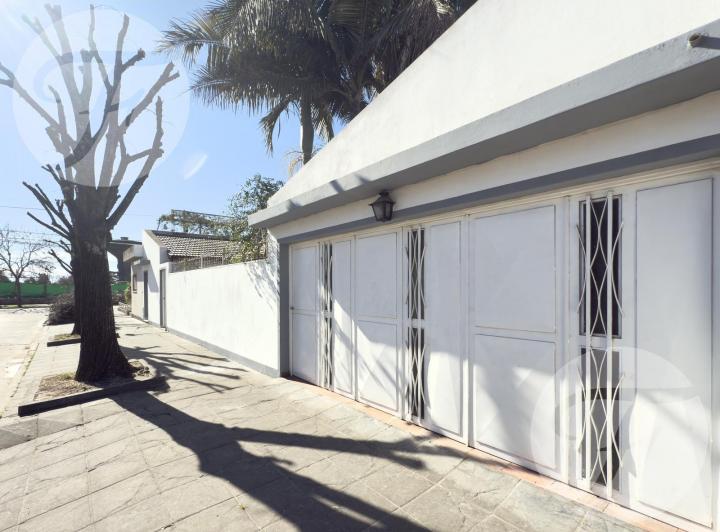 Casa · 213m² · 5 Ambientes · 4 Cocheras