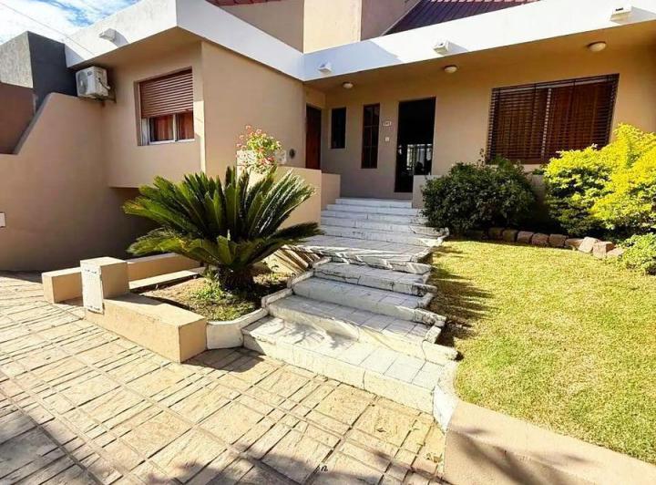 Casa · 270m² · 3 Dormitorios · 1 Cochera
