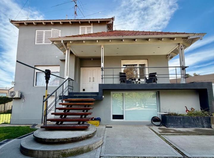 Casa · 253m² · 10 Ambientes · 2 Cocheras