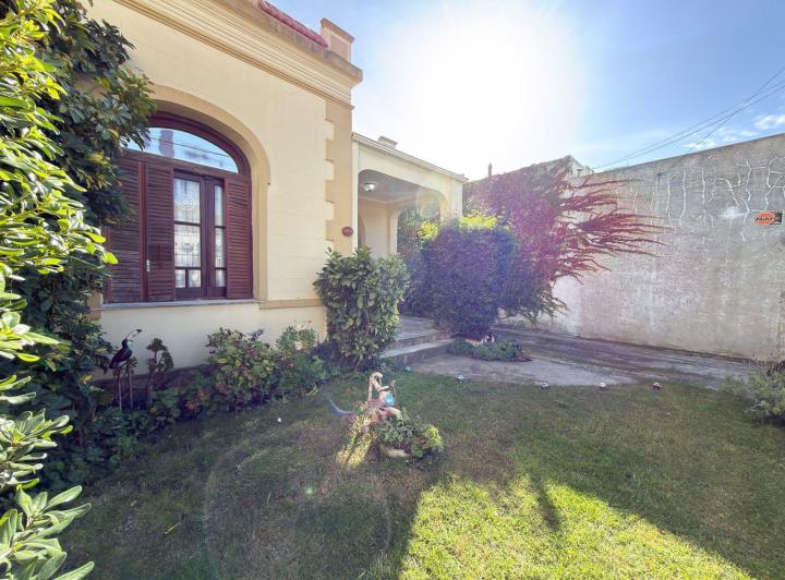 Casa · 306m² · 8 Ambientes · 2 Cocheras