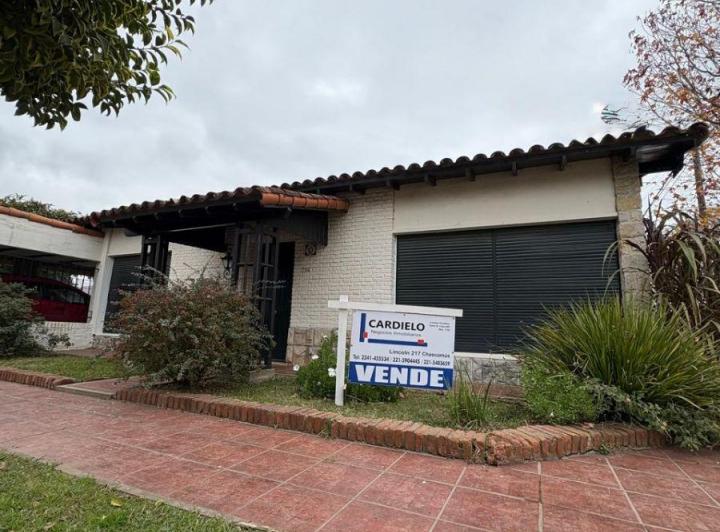 Casa · 230m² · 4 Ambientes · 1 Cochera